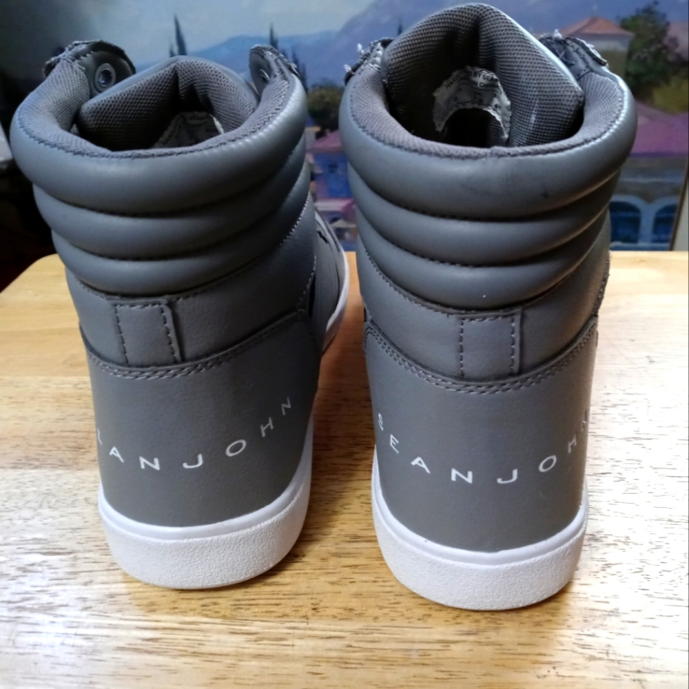 🌇🎧SEAN JOHN HARDLINED HI TOP🏀SIZE 8,LIKE NEW!, NICE GIFT ITEM.🎁